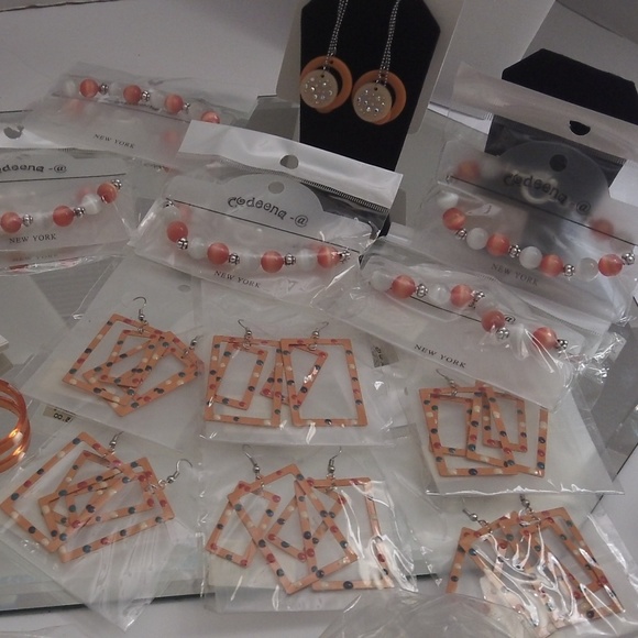 NWT HUGE LOT OF TRENDY EARRINGS & 6 BRACELETS - Picture 3 of 7